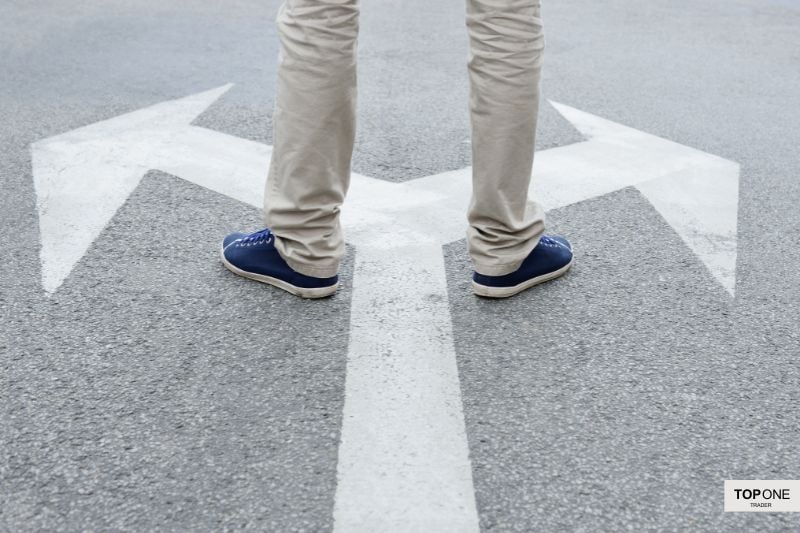 Trader standing at crossroads symbolising choice between TradingView alternatives